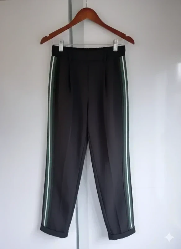 Jogger bandas laterales de Bershka talla Xs – photo 2
